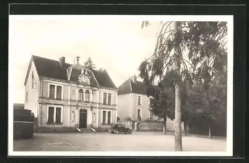 AK Lézinnes, Place de la Mairie