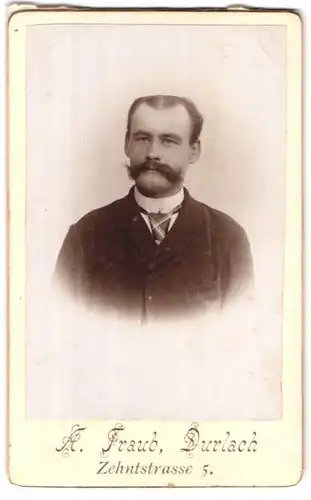 Fotografie A. Fraub, Durlach, Zehntstr. 5, Mann im Anzug mit gestreifter Krawatte und Oberlippenbart