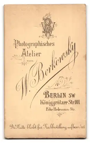 Fotografie A. Borkonsky, Berlin, Portrait charmanter junger Mann in Krawatte und Jackett