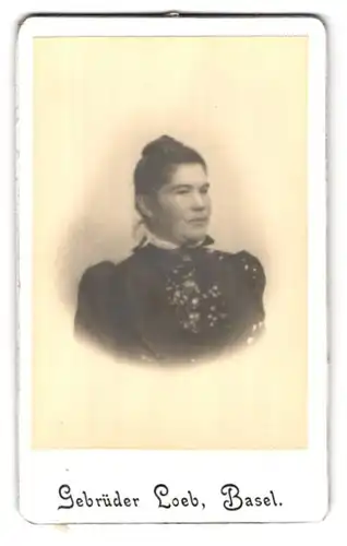 Fotografie Gebr. Loeb, Basel, Portrait dunkelhaarige Frau in bestickter Bluse