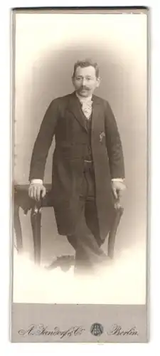 Fotografie A. Jandorf & Co., Berlin, Bellealliancestr. 1 /2, Portrait charmanter Herr mit Schnurrbart im Anzug