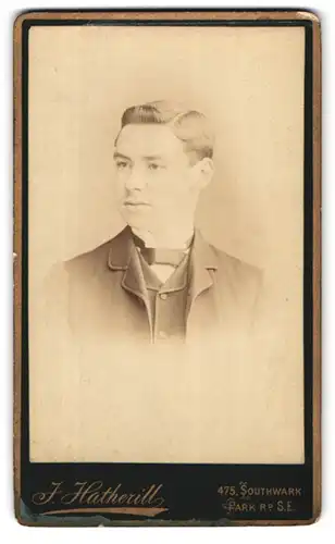 Fotografie J. Hatherill, Bermondsey, 475 Southwark, Portrait hübscher junger Mann in Fliege und Jackett
