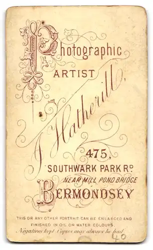 Fotografie J. Hatherill, Bermondsey, 475 Southwark Park Rd., Portrait schönes Fräulein sitzt auf einer Schaukel