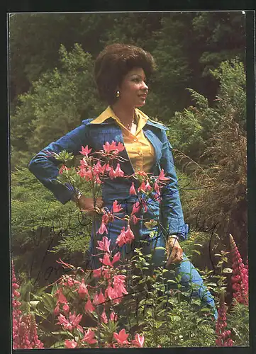 AK Musikerin Minerva Daly auf einer Blumenwiese stehend, Autograph