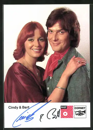 AK Musiker Cindy & Bert in einer vertrauten Pose, Autographen
