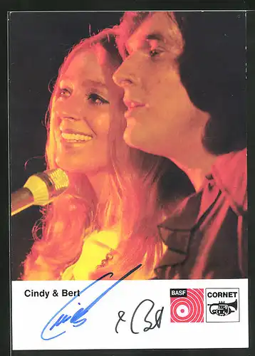 AK Musiker Cindy & Bert auf der Bühne vor einem Mikrofon singend, Autographen