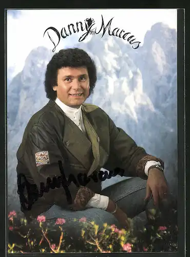 AK Musiker Danny Marcus auf einer Blumenwiese sitzend, Autograph