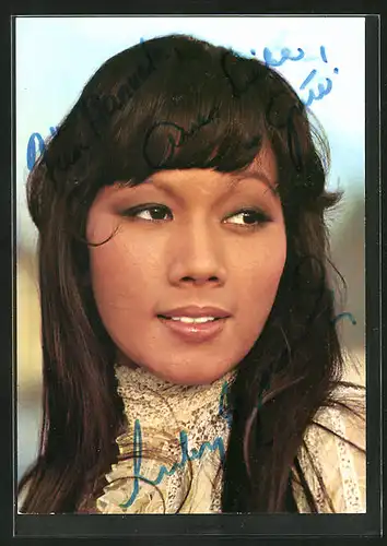 AK Musikerin Ruby Manila mit dunklem langen Haar, Autograph
