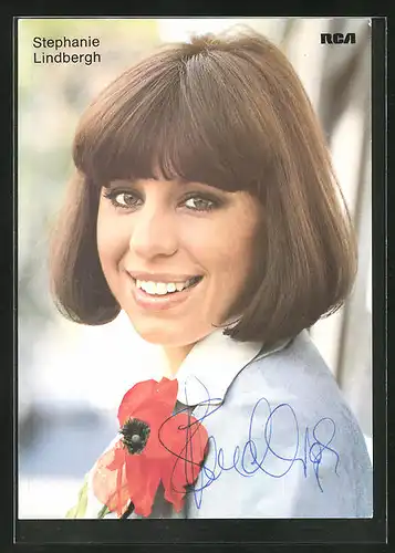 AK Musikerin Stephanie Lindbergh mit roter Ansteckblume, Autograph