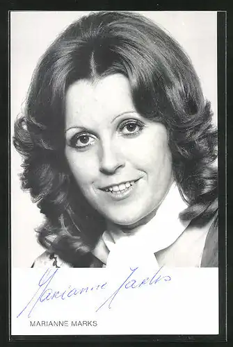 AK Musikerin Marianne Marks mit charmantem Lächeln, Autograph