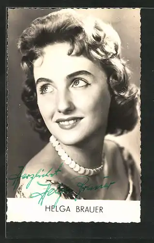 AK Musikerin Helga Brauer mit elegantem Halsschmuck, Autograph