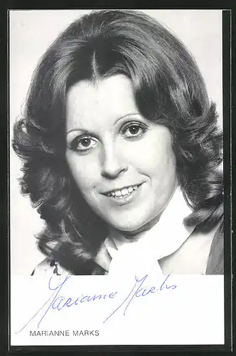 AK Musikerin Marianne Marks mit Halstuch, Autograph