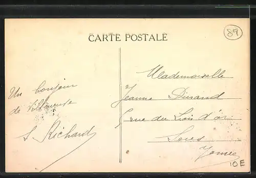 AK Villeneuve-sur-Yonne, Place Briard