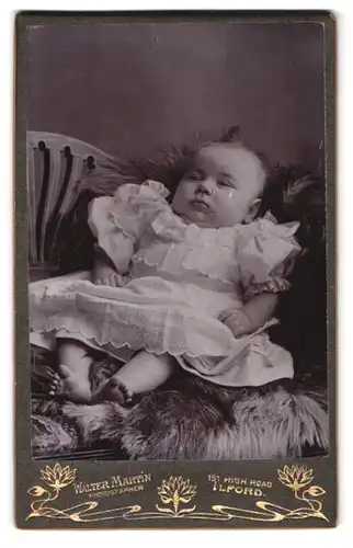 Fotografie Walter Martin, Ilford, 151 High Road, Portrait niedliches Baby im weissen Taufkleidchen