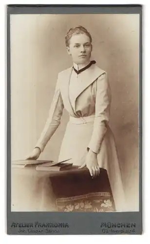 Fotografie Atelier Frankonia, München, Gärtnerplatz 4, hübsche junge Dame im Portrait