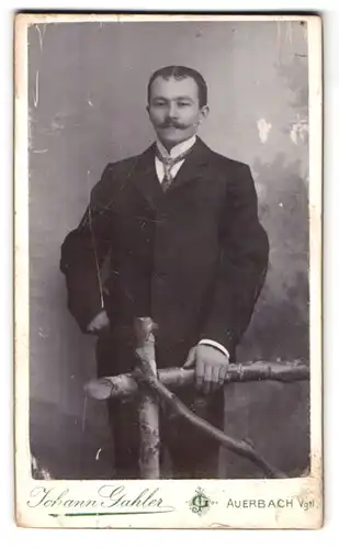 Fotografie Johann Gahler, Auerbach, Kaiserstrasse 23, Herr mit Schnauzer im Sonntagszwirn