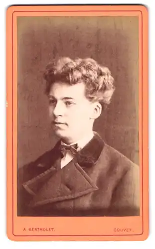 Fotografie A. Bertholet, Couvet, junger Mann im Pelz besetzten Mantel