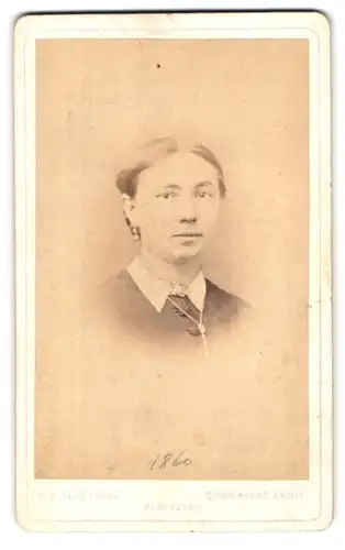 Fotografie E.V. Flottwell, Magdeburg, Breiter Weg 21 /22, freundliche junge Dame im Portrait