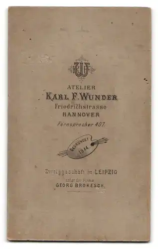 Fotografie Karl F. Wunder, Hannover, Friedrichstrasse, alte Frau beim Lesen