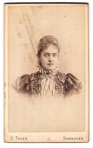 Fotografie C. Thies, Hannover, Höltystrasse 13, hübsche junge Dame im Puffärmelkleid