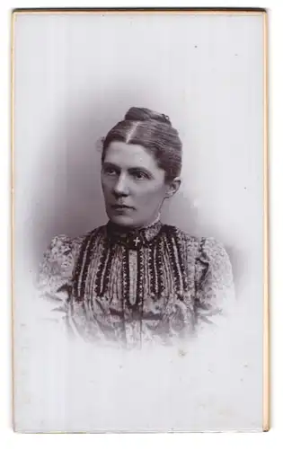 Fotografie Emil Flasche, Barmen, Heckinghauserstrasse 19, Frau mit Dutt im Portrait