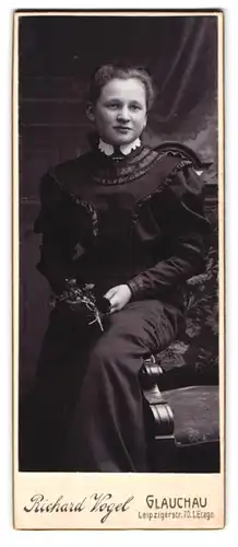 Fotografie Richard Vogel, Glauchau, Leipzigerstr. 70, Hübsche Frau im Kleid auf einem Stuhl, mit einer Rose in der Hand