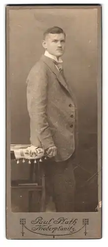Fotografie Paul Plath, Niederplanitz, Parkstr. 22, Junger Mann im Anzug mit Oberlippenbart und Scheitel