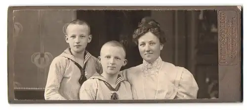 Fotografie Friedrich Schneider, Mühlhausen / Thüringen, Friedrichstr. 33, Mutter mit ihren Söhnen in eleganter Kleidung