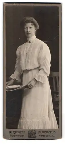 Fotografie W. Richter, Elberfeld, Herzogstr. 20, Dame im weissen Kleid mit Buch in der Hand