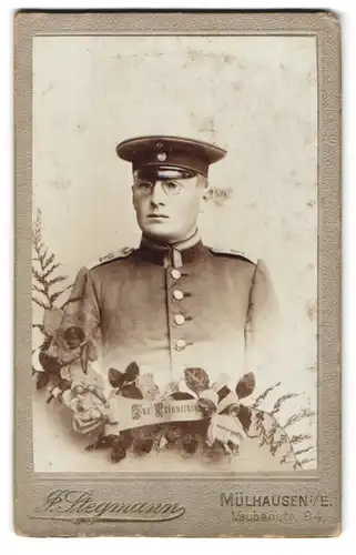 Fotografie J. Stegmann, Mülhausen i. E., Vaubanstr. 94, Portrait Uffz. in Uniform Rgt. 142 mit zwicker Brille