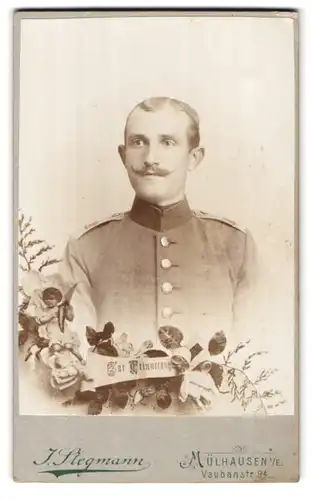 Fotografie J. Stegmann, Mülhausen i. E., Vaubanstr. 94, Portrait Soldat in Uniform Rgt. 142 mit Schnauzbart