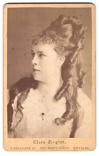 Fotografie N. Raschkow, Breslau, Portrait Schauspielerin Klara Ziegler mit Locken