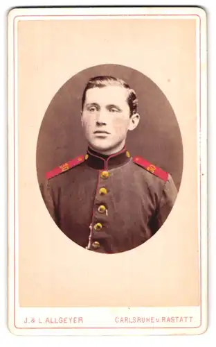 Fotografie J. & L. Allgeyer, Carlsruhe, Portrait Soldat in Uniform Rgt. 30