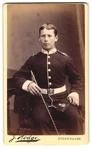 Fotografie J. Hodge, Stonehouse, Union Street 31, Portrait junger brittischer Soldat in Uniform mit Schiffchen