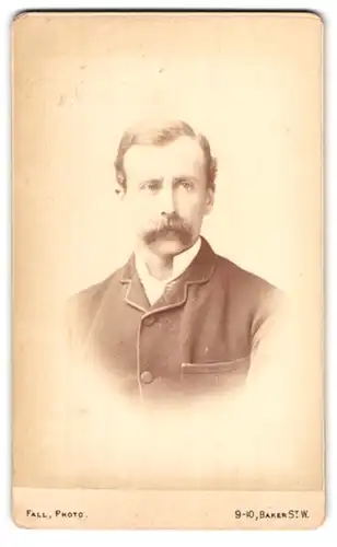 Fotografie T. Fall, London-W, 9-10 Baker Street, Portman Square, Portrait modisch gekleideter Herr mit Walross-Bart