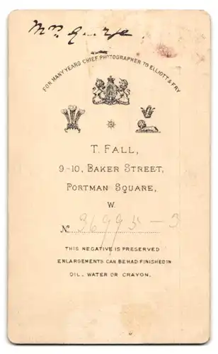 Fotografie T. Fall, London-W, 9-10 Baker Street, Portman Square, Portrait modisch gekleideter Herr mit Walross-Bart