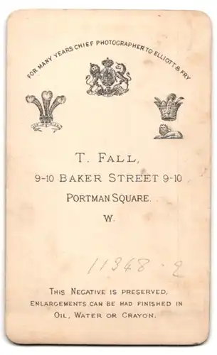 Fotografie T. Fall, London-W, 9-10 Baker Street, Portman Square, Portrait älterer Herr mit Bart in modischer Kleidung