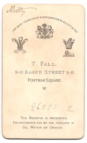 Fotografie T. Fall, London-W, 9-10 Baker Street, Portman Square, Portrait modisch gekleidete Dame mit Amulett