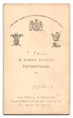 Fotografie T. Fall, London-W, 9 Baker Street, Portman Square, Portrait bürgerliche Dame mit Spitzenkragen und Haube