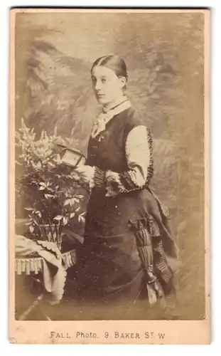 Fotografie T. Fall, London-W, 9 Baker Street, Portman Square, Portrait junge Dame in modischer Kleidung