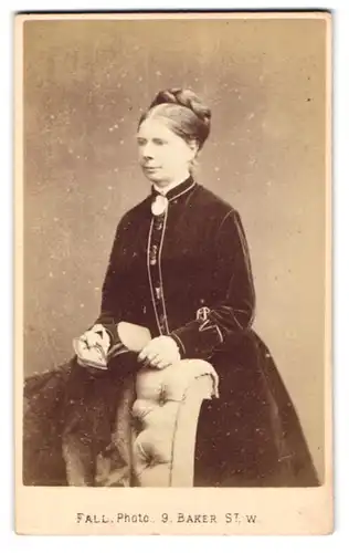 Fotografie T. Fall, London-W, 9 Baker Street, Portman Square, Portrait bürgerliche Dame im Samtkleid