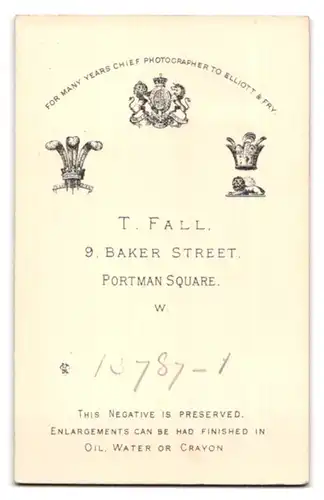 Fotografie T. Fall, London-W, 9 Baker Street, Portman Square, Portrait kleines Mädchen im Kleid mit Blumenkorb