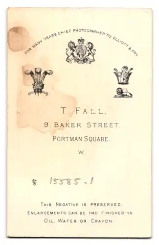 Fotografie T. Fall, London-W, 9 Baker Street, Portman Square, Portrait modisch gekleideter Herr mit Buch