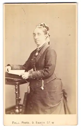 Fotografie T. Fall, London-W, 9 Baker Street, Portman Square, Portrait bürgerliche Dame mit Haube und Buch