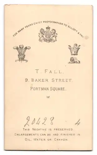 Fotografie T. Fall, London-W, 9 Baker Street, Portman Square, Portrait bürgerliche Dame mit Haube und Buch