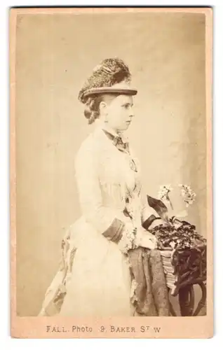 Fotografie T. Fall, London-W, 9 Baker Street, Portman Square, Portrait modisch gekleidete Dame mit Hut
