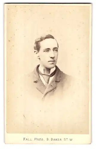 Fotografie T. Fall, London-W, 9 Baker Street, Portman Square, Portrait junger Herr in modischer Kleidung