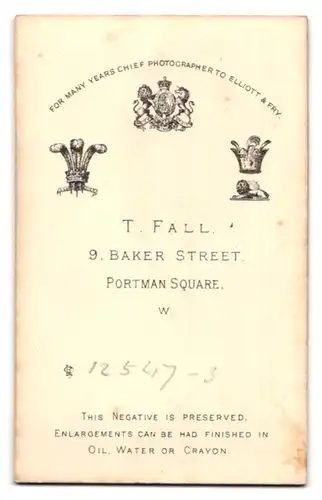 Fotografie T. Fall, London-W, 9 Baker Street, Portman Square, Portrait bürgerliche Dame in hübscher Kleidung