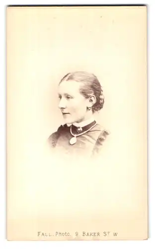 Fotografie T. Fall, London-W, 9 Baker Street, Portman Square, Portrait junge Dame mit Kragenbrosche und Amulett