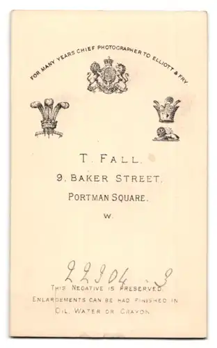 Fotografie T. Fall, London-W, 9 Baker Street, Portman Square, Portrait junge Dame mit Kragenbrosche und Amulett